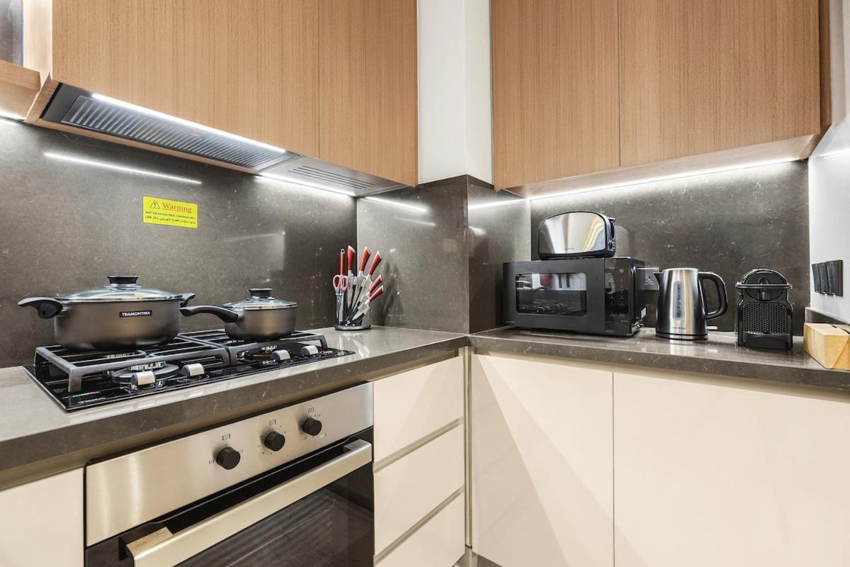 First Class 1br Unobstructed Burj Views *